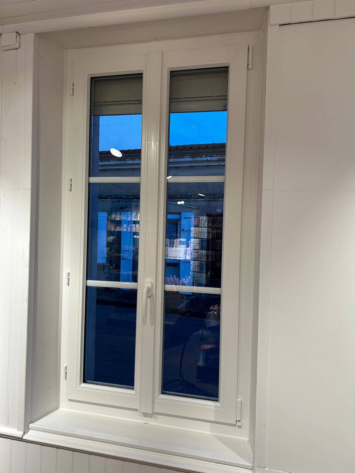 Pose de fenêtre pvc oscillo battante 2 ventaux avec petit bois intégrées