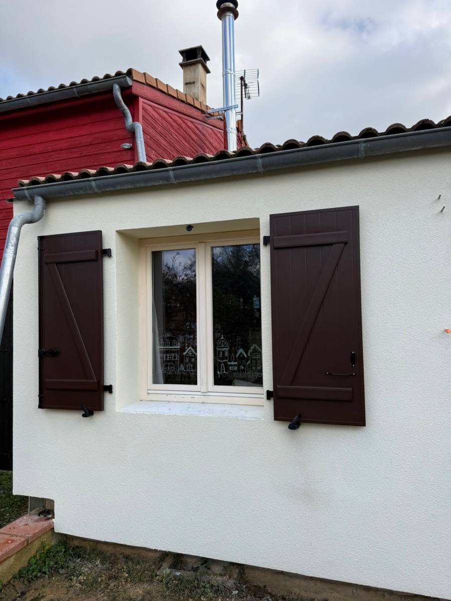 Pose de volets battants à barres et écharpes et pose de fenêtre à deux vantaux avec châssis en PVC à  Cornebarrieu