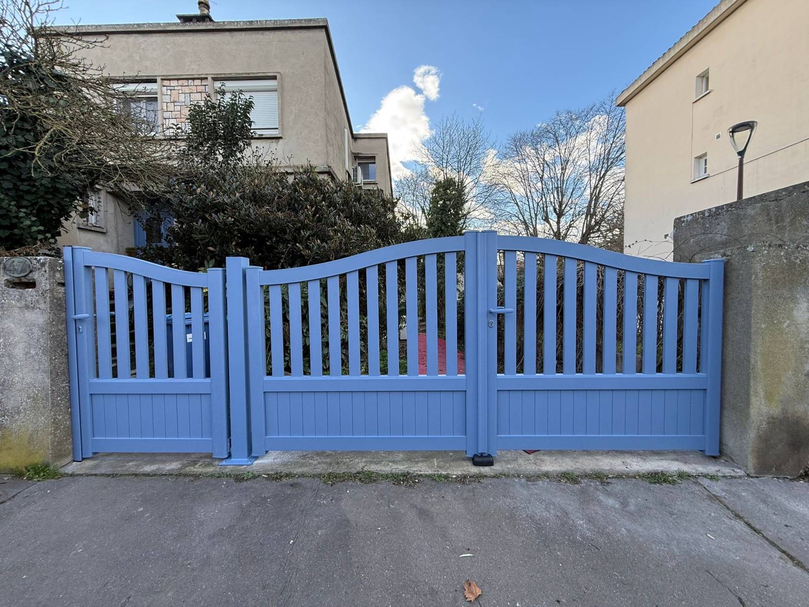 Installation de portail battant à deux vantaux et un portillon indépendant à Colomiers