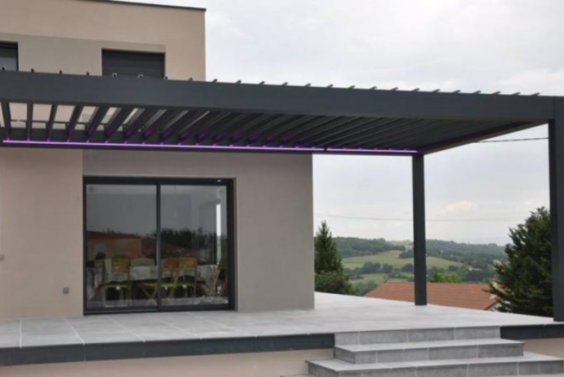 Pergola bioclimatique avec barre LED sur Montauban