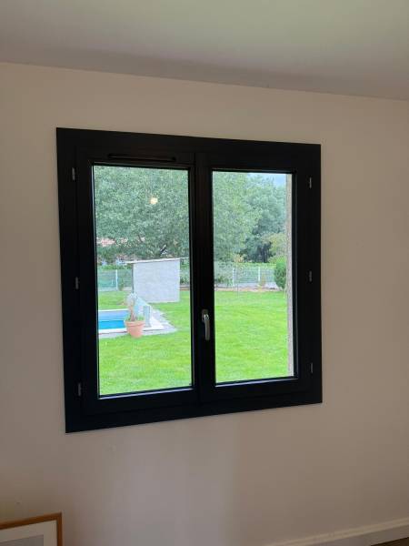 Installation et pose de fenêtres oscillo-battantes noires 2 vantaux en pvc à Toulouse