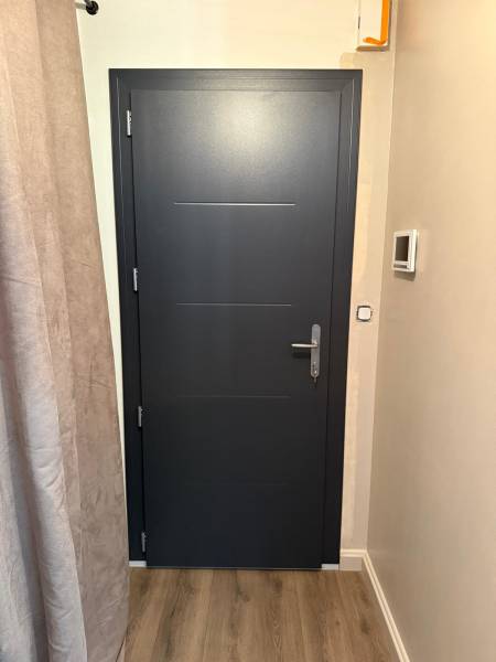 Pose de porte d’entrée moderne et sécurisée pour un appartement à Blagnac