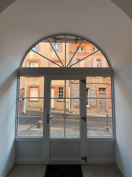 Porte-fenêtre cintrée avec imposte demi-lune et porte battante à Toulouse