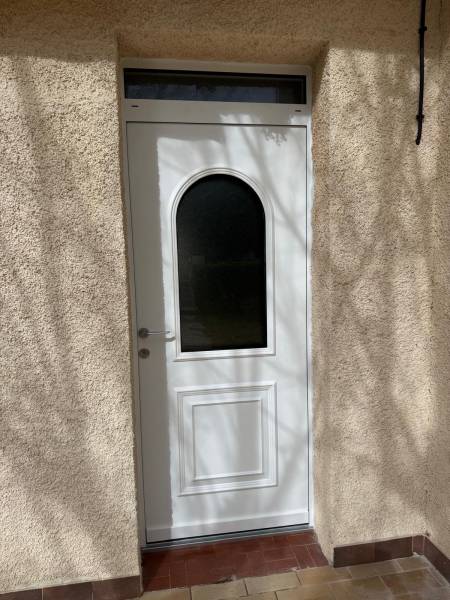 Entreprise pour installation d'une porte d'entrée vitrée en PVC blanc haute isolation à Villefranche de Lauragais par GEO Menuiseries en Occitanie