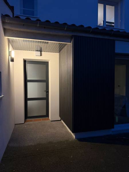 Pose de porte d'entrée avec style contemporain trois grands inserts vitrés horizontaux à Blagnac