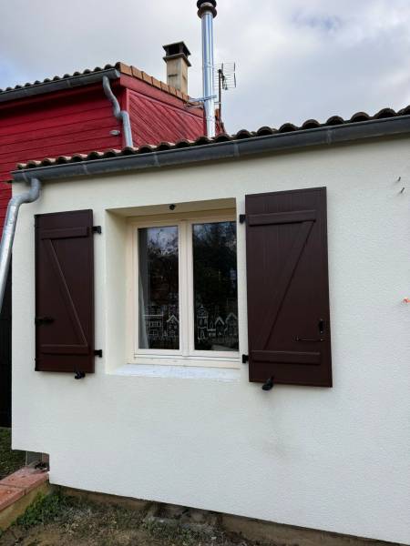 Pose de volets battants à barres et écharpes et pose de fenêtre à deux vantaux avec châssis en PVC à  Cornebarrieu