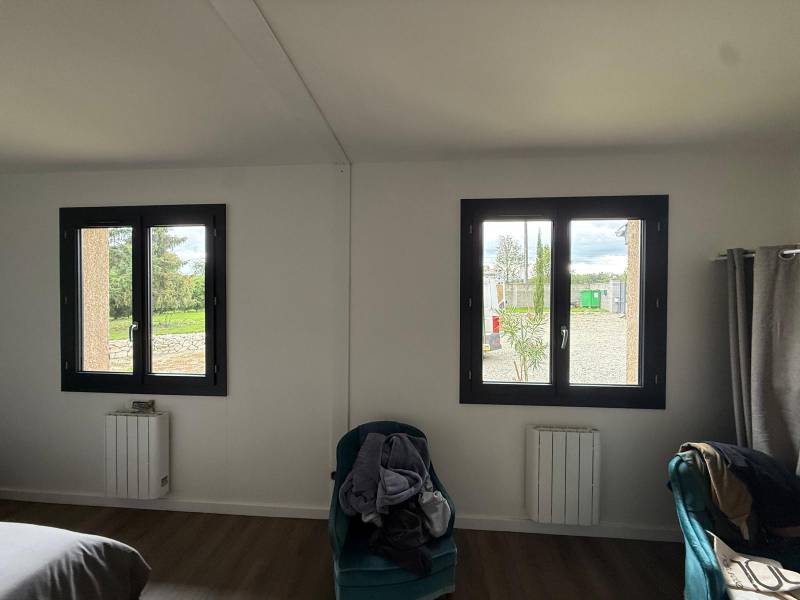 Remplacement de fenêtres en aluminium noir à Toulouse : pose de menuiseries modernes par Géo Menuiserie